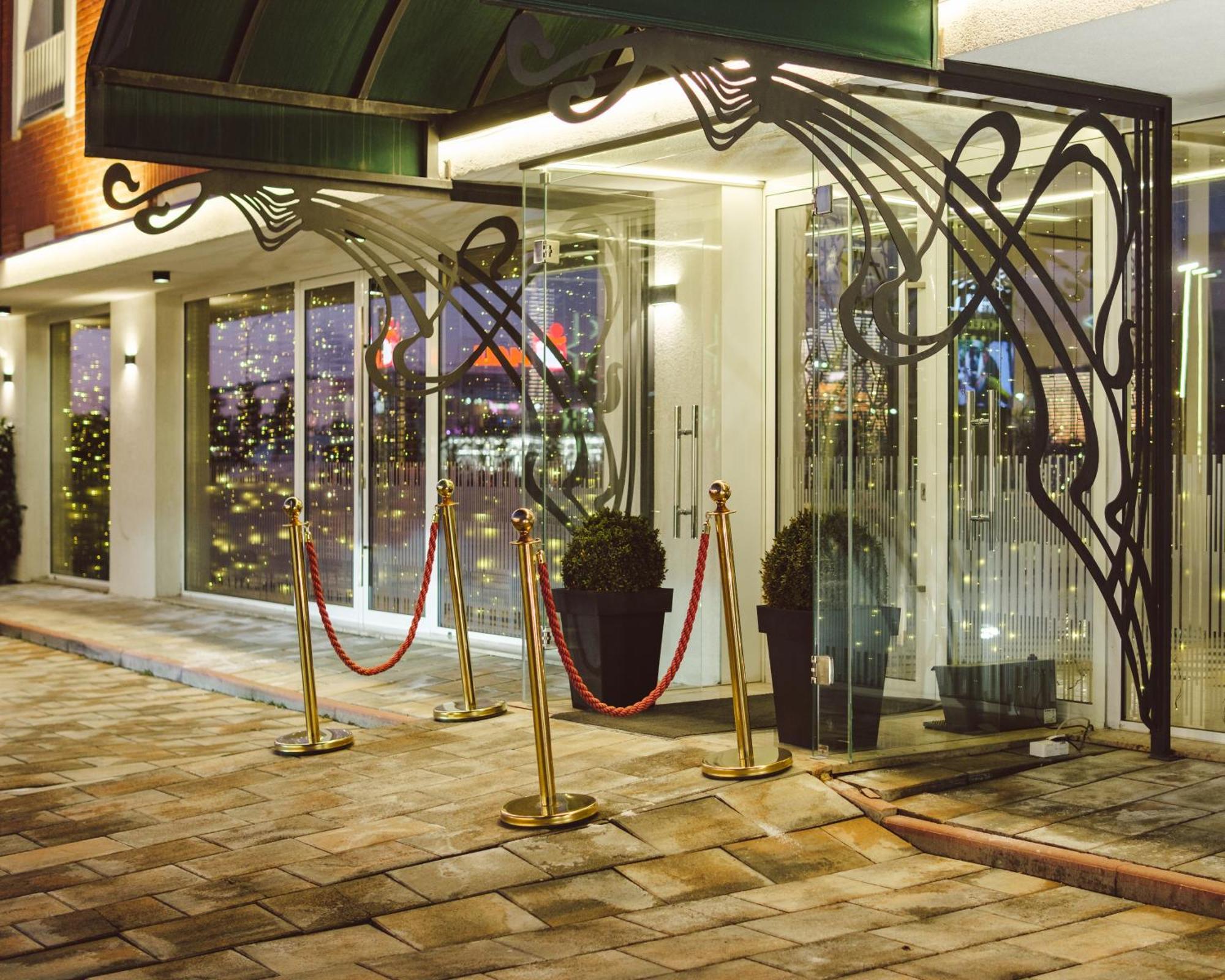 Star Hill Hotel & Spa Pristina Exterior photo